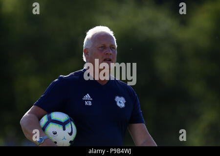 Tavistock, Devon, Großbritannien. 16. Juli 2018. Kevin Blackwell, der Cardiff City Assistant Coach. Vor der Saison Fußball-Freundschaftsspiel, Tavistock AFC v Cardiff City an der Langsford Park Stadion in Tavistock, Devon am Montag, 16. Juli 2018. Dieses Bild dürfen nur für redaktionelle Zwecke verwendet werden. Nur die redaktionelle Nutzung, eine Lizenz für die gewerbliche Nutzung erforderlich. Keine Verwendung in Wetten, Spiele oder einer einzelnen Verein/Liga/player Publikationen. pic von Andrew Obstgarten/Andrew Orchard sport Fotografie/Alamy leben Nachrichten Stockfoto