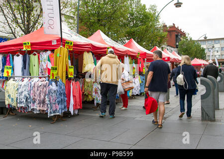 Chapel Street, Southport Sommerkäufe, da weitere Geschäfte in der Küstenstadt geschlossen werden müssen. Marktstände und Straßenhändler scheinen jetzt die Einzelhandelslandschaft zu dominieren, da traditionelle Mode- und Discounter Opfer hoher Geschäftsraten werden. Stockfoto