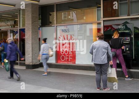 M&S Sale in Southport, Merseyside Juli 2018. Chapel Street Summer Sales, da weitere Geschäfte in der Küstenstadt geschlossen werden müssen. Marktstände und Straßenhändler scheinen jetzt die Einzelhandelslandschaft zu dominieren, da traditionelle Mode- und Discounter Opfer hoher Geschäftsraten werden. Quelle: MediaWorldImages/AlamyLiveNews. Stockfoto