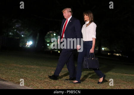 Washington, USA. 17. Juli 2018. Präsident Donald Trump und First Lady Melania Trump kommen auf der South Lawn des Weißen Hauses am Juli 16, 2018 in Washington, DC., nach einer siebentägigen Reise nach Europa. Credit: Oliver Contreras/Pool über CNP/MediaPunch Credit: MediaPunch Inc/Alamy leben Nachrichten Stockfoto