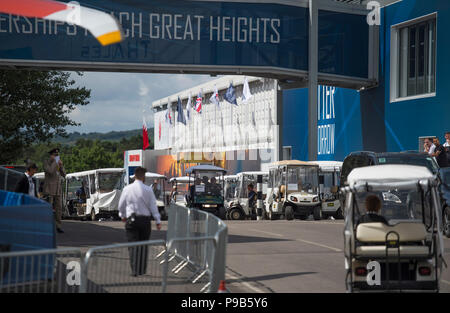 Farnborough, Hampshire, UK. 17 Juli, 2018. Belegt zweiten Tag des alle zwei Jahre stattfindenden Internationalen Handel Farnborough Airshow FIA 2018, offen für Luft- und Raumfahrt und Verteidigung von Käufern und Verkäufern. Credit: Malcolm Park/Alamy Leben Nachrichten. Stockfoto