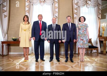 Der russische Präsident Wladimir Putin, Mitte, steht mit US-Präsident Donald Trump, erste Dame Melania Trump, Links, und der finnische Präsident Sauli Niinisto und seine Frau Jenni Elina Haukio zu Beginn eines Gipfeltreffens im Präsidentenpalast am 16. Juli in Helsinki, Finnland 2018. Stockfoto