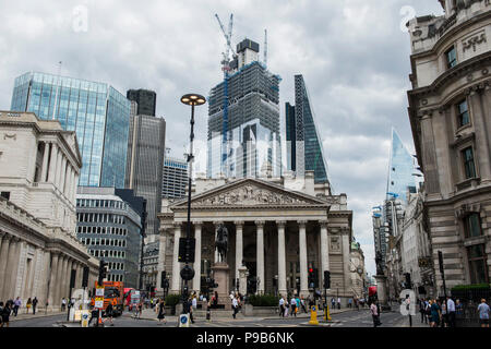 London, Großbritannien. 17. Juli 2018. Neue Mammut Wolkenkratzer weiter zu steigen und die traditionellen Gebäude der Bank von England und der Royal Exchange in der Londoner City dominieren. Credit: Guy Bell/Alamy leben Nachrichten Stockfoto