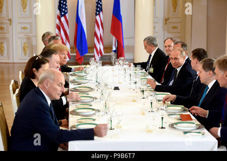 Peking, Finnland. 16. Juli 2018. Die US-amerikanischen und russischen Delegationen haben Arbeitsessen in Helsinki, Finnland, am 16. Juli 2018. Credit: Lehtikuva/Heikki Saukkomaa/Xinhua/Alamy leben Nachrichten Stockfoto