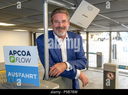 Hamburg, Deutschland. 16. Juli 2018. Detlef Wilmer, CEO der Parkplatz Betreiber Apcoa, steht am Ausgang der Parkplatz am Gänsemarkt (lit. gänse Markt). Apcoa führt ein Client App die Suche nach einem Parkplatz mehr einfach zu machen. Auf der Car Parks mit mehr als 100.000 Parkplätze in ganz Deutschland, Kunden sollen in der Lage sein, zu betreten und zu verlassen, ohne ein Ticket und automatisch und ohne Bargeld. Quelle: Axel Heimken/dpa/Alamy leben Nachrichten Stockfoto