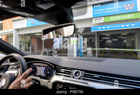 Hamburg, Deutschland. 16. Juli 2018. Ein Fahrzeug in der Parkplatz am Gänsemarkt (lit. gänse Markt), die betrieben wird durch die Firma Apcoa. Apcoa führt ein Client App die Suche nach einem Parkplatz mehr einfach zu machen. Auf der Car Parks mit mehr als 100.000 Parkplätze in ganz Deutschland, Kunden sollen in der Lage sein, zu betreten und zu verlassen, ohne ein Ticket und automatisch und ohne Bargeld. Quelle: Axel Heimken/dpa/Alamy leben Nachrichten Stockfoto