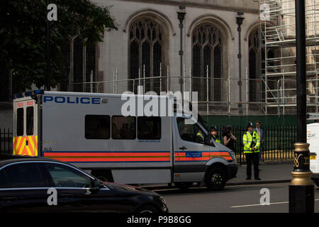 Schrägansicht der Londoner Polizei und Van im Parlament Platz während der Protest Oberseite Trumpf' in London, Großbritannien eingesetzt. 13. Juli 2018. Stockfoto