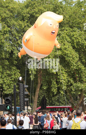 Eine Ikone "Trump Baby' riesigen aufblasbaren Ballon war über das Parlament Square Gardens während der Anti-Trumpf-Protest in London, UK geflogen, 13/7/18. Stockfoto