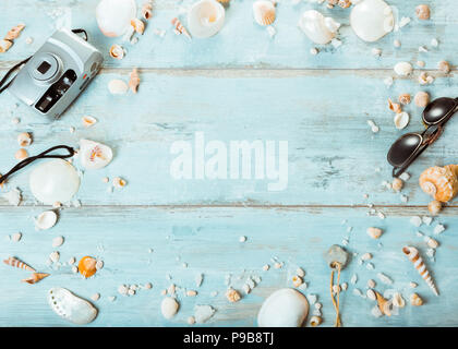 Strand-Accessoires auf blau Planke - Sommerurlaub-Banner Stockfoto