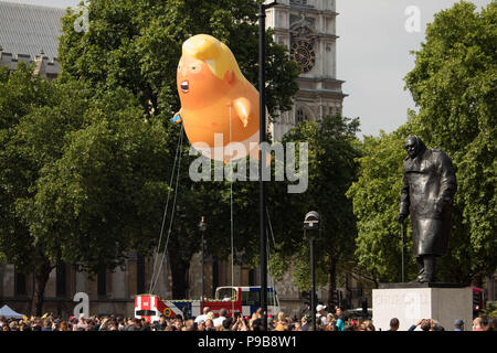 "Trump Baby' riesigen aufblasbaren erhebt sich über das Parlament Square Gardens. Während der Proteste Oberseite Trumpf" in London statt, am 13. Juli 2018. Stockfoto