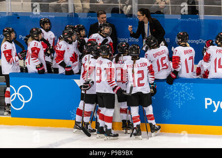 Kanadische Haupttrainer Laura Schuler mit dem Team Kanada während die Goldmedaille der Frauen Eishockey Spiel USA Kanada bei den Olympischen Winterspielen PyeongChang vs. Stockfoto