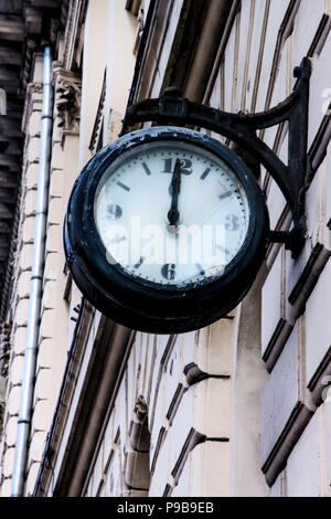 Old Street Clock auf der Fassade des Gebäudes Stockfoto