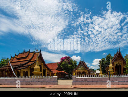 Schöne Sicht auf die Wat Sensoukharam Tempel in Luang Prabang, Laos, an einem sonnigen Tag Stockfoto