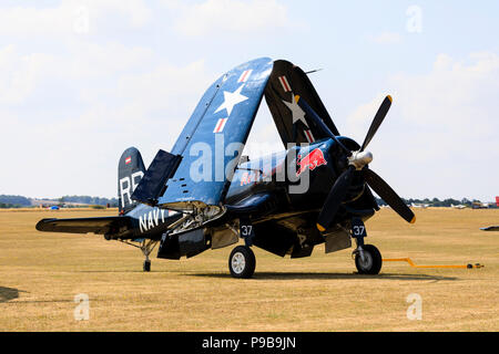 Flying Bulls, Chance Vought Corsair F4u in den Farben der United States Navy. Mit Flügeln gefaltet geparkt. Stockfoto