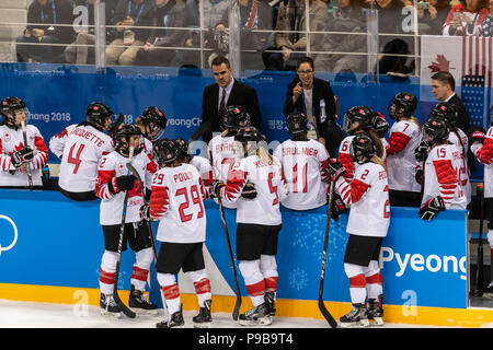 Kanadische Haupttrainer Laura Schuler mit dem Team Kanada während die Goldmedaille der Frauen Eishockey Spiel USA Kanada bei den Olympischen Winterspielen PyeongChang vs. Stockfoto