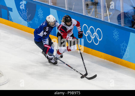 Megan Keller (USA) und Meghan Agosta (CAN) während die Goldmedaille der Frauen Eishockey Spiel USA Kanada bei den Olympischen Winterspielen PyeongChang 2018 vs. Stockfoto