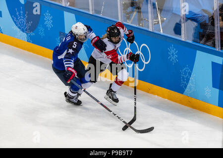 Megan Keller (USA) und Meghan Agosta (CAN) während die Goldmedaille der Frauen Eishockey Spiel USA Kanada bei den Olympischen Winterspielen PyeongChang 2018 vs. Stockfoto