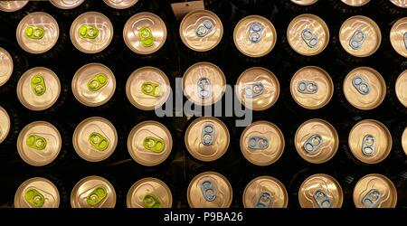 Vögel Auge Ansicht der Dosen von Energy Drinks Stockfoto