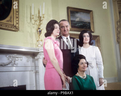 LYNDON B. JOHNSON (1908-1973) als 36. Präsident der Vereinigten Staaten mit seiner Frau Lady Bird und Töchter Luci am linken und Lyn über 1964 Stockfoto