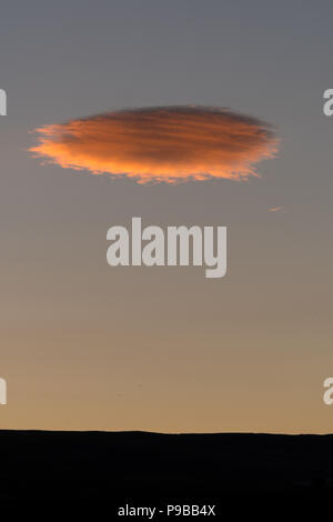 Einsame Wolke wie ein UFO über Yorkshire Dales in der Abendsonne geprägt. Stockfoto