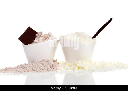 Schokolade und Vanille Protein Pulver in cups auf weißem Hintergrund. Stockfoto