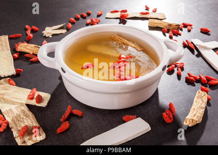 Andere Art der chinesischen Kräutermedizin für Klare Suppe auf schwarzem Hintergrund. Imunity Booster. Stockfoto