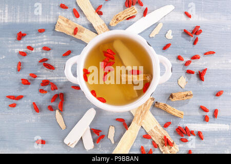 Andere Art der chinesischen Kräutermedizin für Klare Suppe auf blauem Hintergrund. Imunity Booster. Stockfoto
