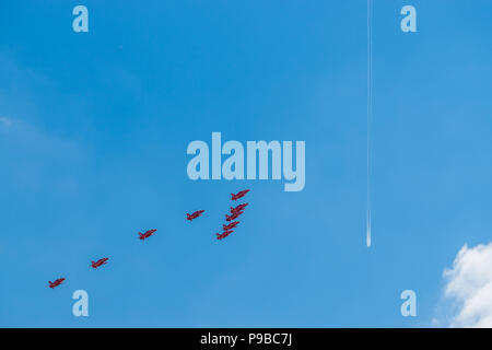 Die roten Pfeile fliegen in Formation als Teil der RAF Centenary flypast Stockfoto