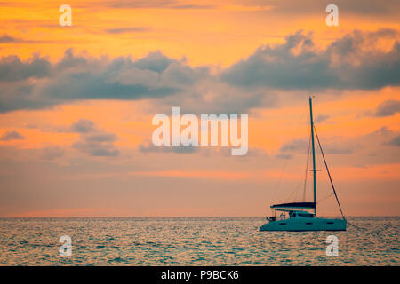 Fantastische Segelboot auf tropischen Meer im Sonnenuntergang und Sonnenaufgang. Ruhige tropische Abenteuer und Reisen Konzept Stockfoto