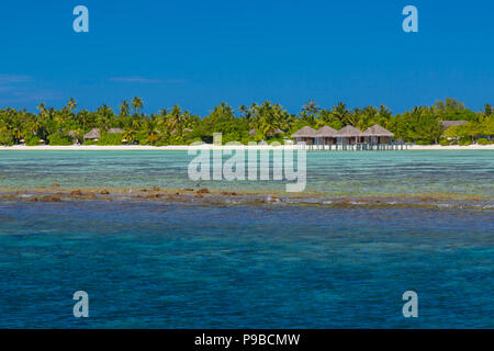 Fantastische tropische Resort oder Hotel mit luxuriösen waster Bungalow Stockfoto