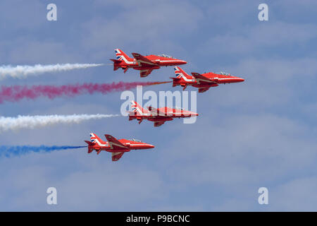 Vier Hawk Jets der Royal Air Force aerobatic Team, die roten Pfeile, die sich in der Ausbildung an der Royal International Air Tattoo 2018 Flying Stockfoto