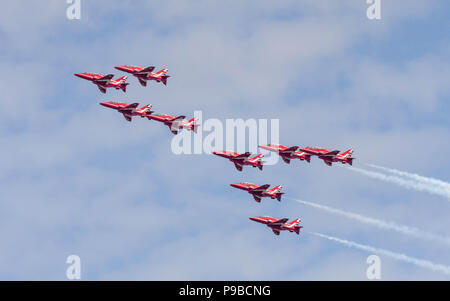 Alle neun Hawk Jets der Royal Air Force aerobatic Team, die roten Pfeile, die sich in der Ausbildung an der Royal International Air Tattoo 2018 Flying Stockfoto