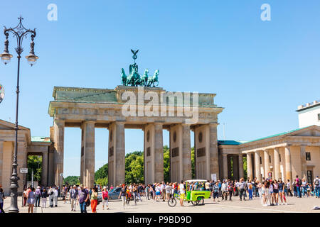 Das Brandenburger Tor ist das Wahrzeichen Berlins. Stockfoto