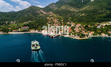 Antenne schönen Blick von oben auf die Bucht von Kotor und regelmäßige Fähre von Lepetane, um Kamenari durch einen sonnigen Nachmittag Stockfoto