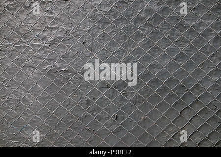 Grau lackierter Stahl mesh übermalt Putzoberfläche gestreckt, können als Hintergrund oder Textur verwendet werden. Stockfoto