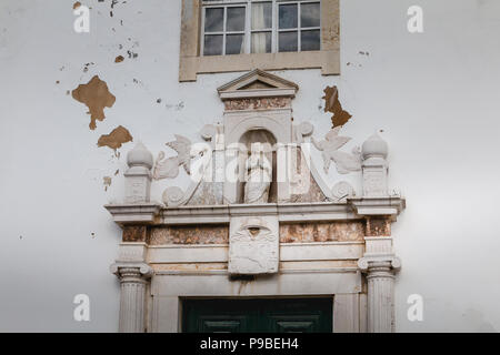 Faro, Portugal - Mai 1, 2018: architektonische Details der Igreja da Misericordia Katholische Kirche im Zentrum der Stadt an einem Frühlingstag Stockfoto