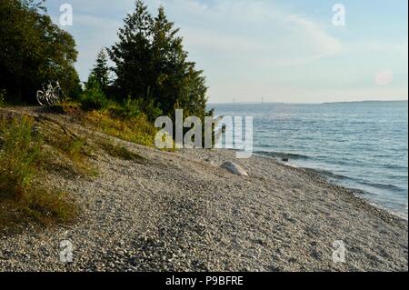 Sonnenuntergang an einem Kieselstrand, Lake Huron, auf Mackinac Island, Michigan, USA. Stockfoto