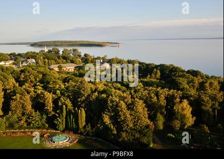 Blick auf die Straße von Mackinac von Kuppel Bar des historischen Grand Hotel resort insel (und State Park) von Mackinac Island, Michigan, USA. Stockfoto