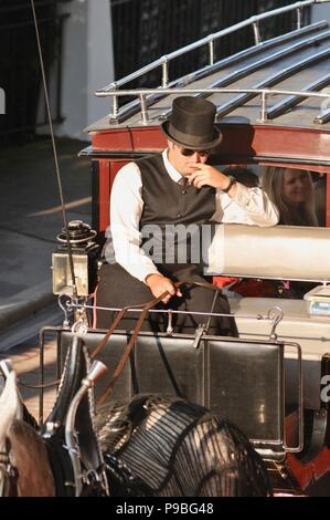 Pferd Treiber (Kutscher) in Schwarz top hat auf Rot, Kutsche an der historischen Grand Hotel resort insel Mackinac Island, Michigan, USA. Stockfoto