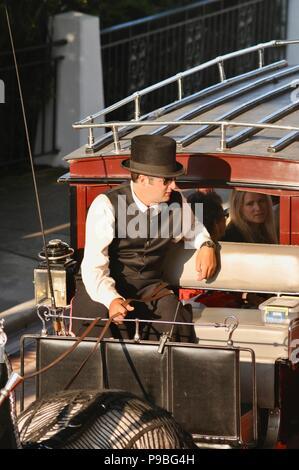 Pferd Treiber (Kutscher) in Schwarz top hat auf Rot, Kutsche an der historischen Grand Hotel resort insel Mackinac Island, Michigan, USA. Stockfoto