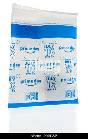 Winneconne, WI - 11. Juli 2018: ein Paket mit Amazon Prime Tag ofr Juli 16 um 15:00 Uhr Eastern Standard Time starten auf einem isolierten Hintergrund. Stockfoto