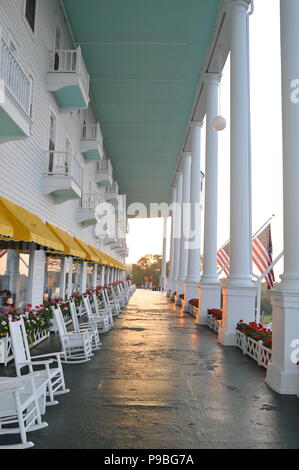 Weltweit längste Veranda bei Sonnenaufgang am Historischen Grand Hotel resort insel (und State Park) von Mackinac Island, Michigan, USA. Stockfoto