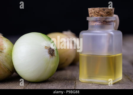 Zwiebel Saft und Gemüse auf einem Holztisch. Hausgemachte Sirup für die Behandlung der Grippe. Der dunkle Hintergrund. Stockfoto