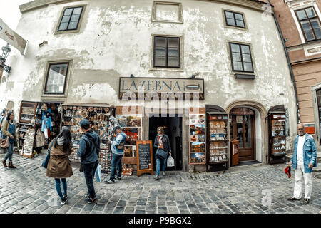CESKY KRUMLOV, TSCHECHISCHE REPUBLIK - 20. MAI 2017: Touristen zu Fuß in der historischen Altstadt von Cesky Krumlov Stockfoto