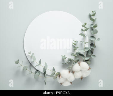 Baumwolle Blumen und Eukalyptus Filialen auf Papier Hintergrund Stockfoto