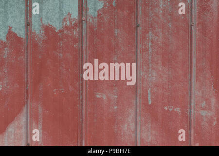 Verblasste peeling rostigen Stahlblechen mit ochsenblut rote Lackierung. Grunge, Distressed, verwitterte und abgenutzt, verzinkte Bleche. Stockfoto