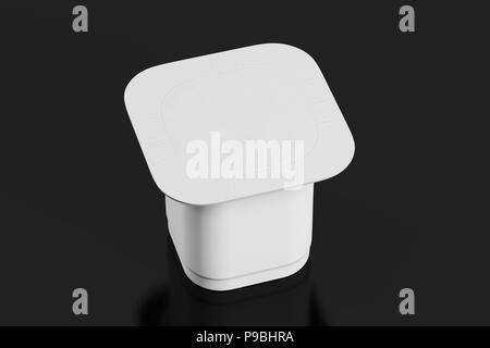 Leere weiße Joghurt Verpackung. Mockup dessert Kunststoffbehälter auf schwarzen Hintergrund mit Freistellungspfad isoliert. 3D-Rendering Stockfoto