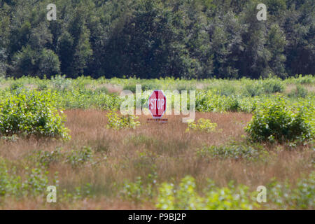 Stopp-Schild im Vorfeld Flughafen Köln/Bonn Stockfoto