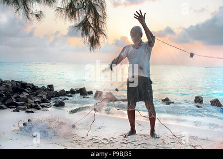 Fischer mit Net in den frühen Morgen am tropischen Strand, Indien Stockfoto