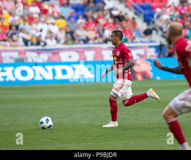 Harrison, NJ - 14. Juli 2018: Alejandro Romero Gamarra Kaku (10) der Red Bulls steuert Kugel während der regelmäßigen MLS-Spiel gegen Sporting KC bei Red Bull Arena Red Bulls gewann 3 - 2 Stockfoto